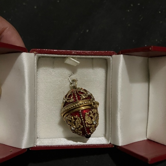 Red and gold guilloche enamel egg pendent that opens up . - Picture 4 of 5